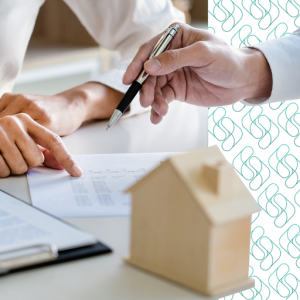 Imagem de mesa, contrato e casa para representar garantias de crédito