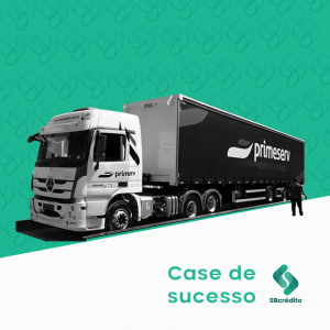 Imagem de Caminhão em fundo verde com escrito "Case de Sucesso" para representar parceria entre SB Crédito e Primeserv