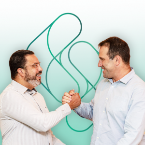 Dois homens apertando as mãos com a logo da SB Crédito no fundo para representar o networking